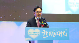 제6회 이, 통장 한마음대회 무대 위 나주시장이 표창을 받은 10명과 기념촬영을 하고 있는 모습