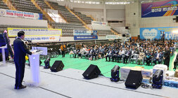 제6회 이, 통장 한마음대회 나주시장의 축사모습과 참석잗르이 앉아 있는 뒷모습 