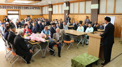 나주향교 기로연 축사를 하고 있는 나주시장의 좌측 뒷편에서 촬영한 축사모습 , 참석 어르신들이 안아 있는 앞모습이 함께 보인다