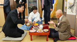 나주향교 기로연 나주시장이 장수어르신께 헌수를 위해 주전자의 술을 따르고 있는 모습 상을 중심으로 어르신과 마주앉아 있다