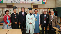 나주향교 기로연 나주시장과 장수어르신  5명, 여성분과 함께 기념촬영을 하고 있는 모습