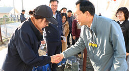 세지면, 왕곡면 수매현장 방문 나주시장이 세지면 수매현장에 방문하여 여성 품질퐌리원과 악수를 하고 있는 모습