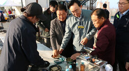 세지면, 왕곡면 수매현장 방문 나주시장이 세지면 수매현장에서 미곡 품질을 살펴보고 있는 모습