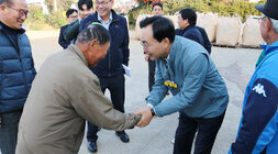세지면, 왕곡면 수매현장 방문 나주시장이 왕곡면 수매현장을 방문하여 남성 농민의 두손을 잡으며 인사를 나누는 모습