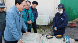 세지면, 왕곡면 수매현장 방문 나주시장이 세지면 수매현장에서 여성  관리원, 세지면장과 대화를 나누는 모습