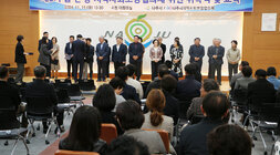 제5기 읍, 면, 동 지역사회보장협의체 위원 위촉식 나주시장이 위원들에게 위촉장을 전달하고 있는 모습