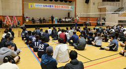 나주시장기 배구대회 개회식 나주시장의 격려사 모습과 배구동호회 회원들이 체육관에 앉아 있는 뒷모습