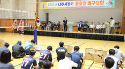 나주시장기 배구대회 개회식 우측면에서 촬영한 나주시장의 격려사 모습