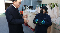 나주송촌, 노안 금안 수매현장 방문 송촌창고 수매현장에서 나주시장이 여성 품질관리원과 수매 관련 대화를 나누는 모습