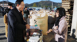 나주송촌, 노안 금안 수매현장 방문 나주시장이 금안창고를 방문해 여성 품질관리원과 대화를 나누고 있는 모습