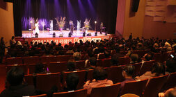 나주시 장애인 사랑나눔 콘서트 나주시장의 인사말 모습과 참석자들이 관람객석에 앉아 있는 뒷모습