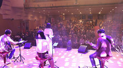 나주시 장애인 사랑나눔 콘서트 공연자들의 뒷편에서 촬영한 모습