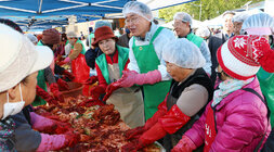 새마을부녀회 사랑愛 김장나눔 나주시장이 김장을 하고 있는 부녀회원들과 대화를 나누는 모습