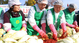 새마을부녀회 사랑愛 김장나눔 나주시장이 부녀회장과 함께 김장을 하고 있는 모습