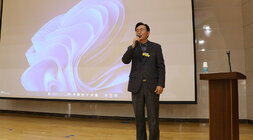 다시농협 여성조합원 교육 나주시장이 무대 위에서 강의 전 인사말을 하고 있는 모습