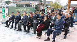 왕곡 방축 마을만들기 사업 준공식 나주시장과 나주시의회 의장 및 참석자 전체 앉아 있는 모습