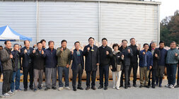 봉황농협 APC 수매현장 방문 나주시장과 마을 이장 및 농민 분들이 수매현장 톤백 앞에서 기념촬영을 하고 있는 모습