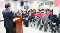 나주시노인복지관 별관 리모델링 준공식 축사를 하고 있는 나주시장의 뒷편에서 촬영한 모습 참석자들의 앉아 있는 앞모습이 함께 보인다