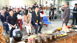 문평면 용문사랑공동체 발표회 나주시장과 배우자가 관계자의 마을 설명을 듣고 있는 모습