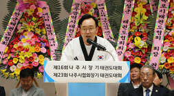 나주시장기 태권도대회  나주시장이 단상에서 환영사를 하고 있는 모습