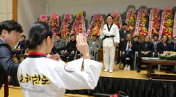 나주시장기 태권도대회 나주시장이 여성 대표선수에게 선서를 받고 있는 모습