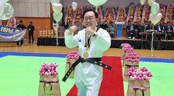 나주시장기 태권도대회  나주시장이 도복을 입고 겨루기 자세를 취하고 활짝 웃고 있는 모습