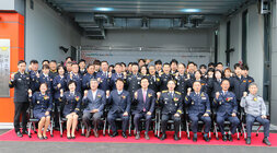 반남면 119지역대 준공식 나주시장과 소방대 관계자 및 의용소방대원들 전체 화이팅을 하며 기념촬영을 하고 있는 모습