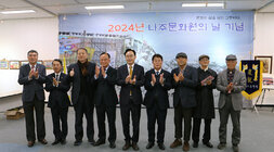 나준문화원의 날 기념식 나주시장과 나주문화원장 및 관계자 7명이 기념촬영을 하고 있는 모습 박수를 치고 있다