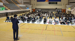 전남지역 장애인복지관 종사자 어울마당 나주시장이 환영사를 하고 있는 뒷편에서 촬영한 모습 참석자들의 앉아 있는 앞모습이 보인다