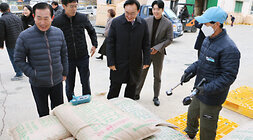 다시면 수매현장 방문 나주시장이 현장에 방문하여 쌀포대 앞에서 품질 관리원과 활짝 웃고 있는 모습
