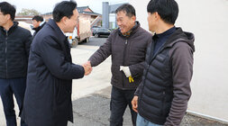 다시면 수매현장 방문 나주시장이 남성 농민의 두손을 잡으며 인사를 나누는 모습