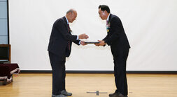 대한노인회 나주시지회 회장 이취임식 이임 하는 노인회장이 나주시장에게 감사패를 전달하고 있는 모습