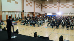 예술 더하기 수업 성과공유회 축사를 하고 있는 나주시장의 ㄷ우측 뒷편에서 촬영한 모습 참석자들의 앉아 있는 앞모습도 보인다