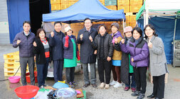 영산포 이창창고, 공산면 창고 수매현장 나주시장이 영산포 새마을 부녀회 회원들과 화이팅을 외치며 기념촬영을 하고 있는 모습