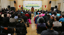 나주중부노인복지관 실버어울림문화축제 나주시장의 축사모습과 참석자들이 안아 있는 뒷모습
