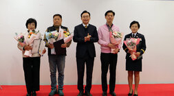 자원봉사자의 날 기념행사 나주시장과 시상을 받은 4명이 기념촬영을 하고 있는 모습