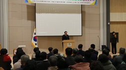 읍면동 지역사회보장협의체 성과보고회 나주시장의 축사모습과 참석자들이 앉아 있는 모습 정면촬영