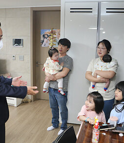 다둥이가족 여섯째 탄생 축하 방문 나주장이 다둥이 가족 아빠와 엄마,  아이들에게 덕담을 건네고 있는 모습