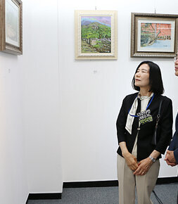 청운 김학동 화백 특별 회고전 나주시장이 전시된 작품을 보고 있는 모습