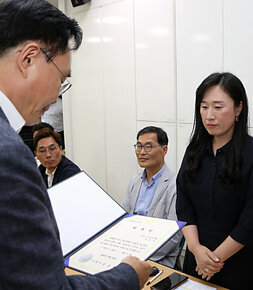 빛가람동 주민자치회 위촉식 나주시장이 위촉을 위해 여성위원에게 위촉장을 전달하는 모습