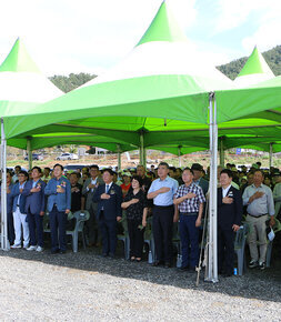 안창 파크골프장 조성공사 착공식 나주시장과 나주시의회 의장, 도의원, 파크골프협회장 및 참석자들이 자리에서 일어나 국기에 대한 경례를 하고 있는 모습