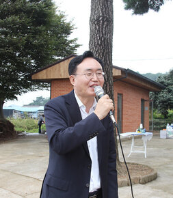 문평면 옥당리 금옥마을 우산각 준공식 나주시장이 우산각 옆에서 마이크를 잡고 축사를 하고 있는 모습