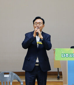 나주시장기 배구대회 개회식 나주시장이 격려사를 하고 있는 모습 근접촬영