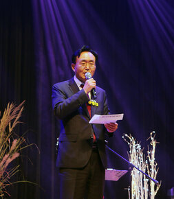 나주시 장애인 사랑나눔 콘서트 나주시장이 무대 위에서 마이크를 잡고 인사말을 하고 있는 모습 근접촬영