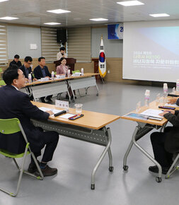 제2회 나주시 RE100 에너지정책 자문위원회 회의를 위해 자리에 앉아 있는 모습