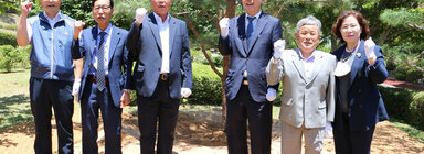 윤병태 나주시장과 관계자들이 나란히 서서  화이팅 포즈를 취하며 기념촬영을 하는 모습