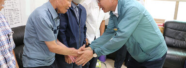 공산면 경로당 방문 나주시장이 남성 어르신과 악수를 나누며 인사를 나누는 모습