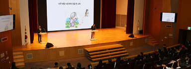 장기요양기관 종사자 대상 노인학대 및 폭력 예방 교육 나주시장의 축사모습과 참석자들의 앉아 있는 모습