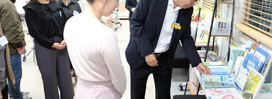 나주 청년과의 소통 간담회 나주시장이 청년센터 내부를 둘러보며 탁자 위의 팜프렛을 손으로 가리키고 있는 모습