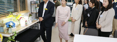 나주 청년과의 소통 간담회 나주시장이 청년센터 내부를 둘러보며 직원에게 민화에 대한 설명을 듣고 잇는 모습